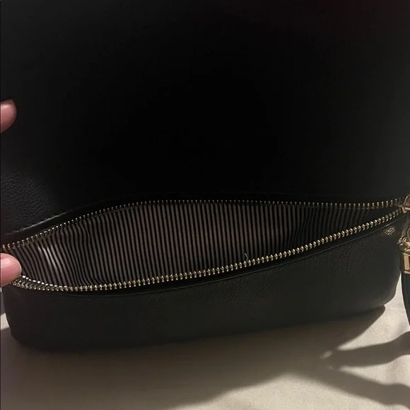 Elegant Black Crossbody Bag - Picture 4 of 11